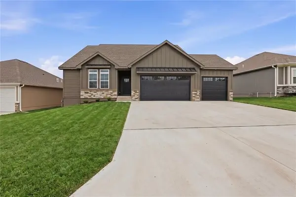11802 E 231st ST, Peculiar, MO 64078