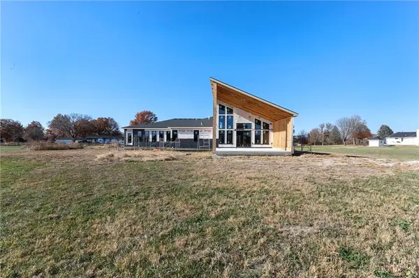7915 S Old Major RD, Grain Valley, MO 64029