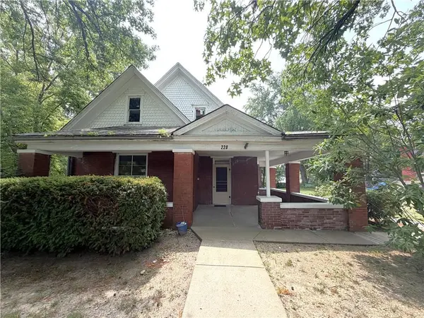 220 E Benton ST, Carrollton, MO 64633