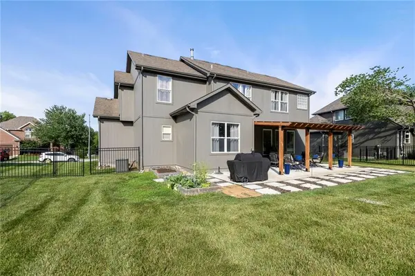 2712 SW Carlton DR, Lee's Summit, MO 64082