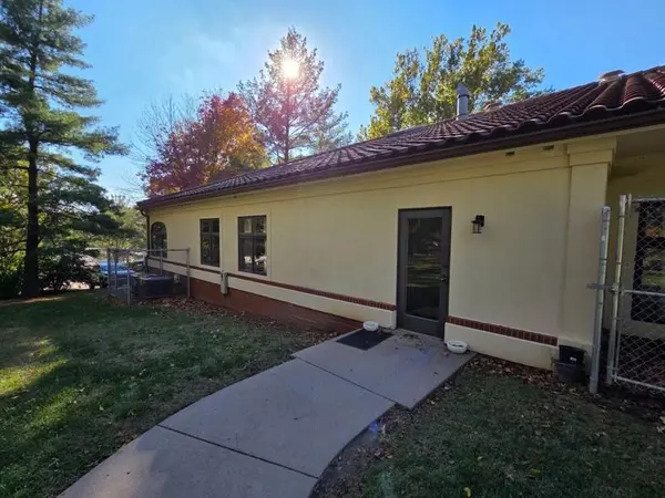 1011 E Saint Maartens DR, St Joseph, MO 64506