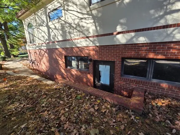 1011 E Saint Maartens DR, St Joseph, MO 64506