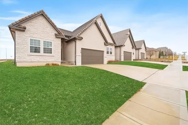 718 NE Lone Hill DR #A, Lee's Summit, MO 64064