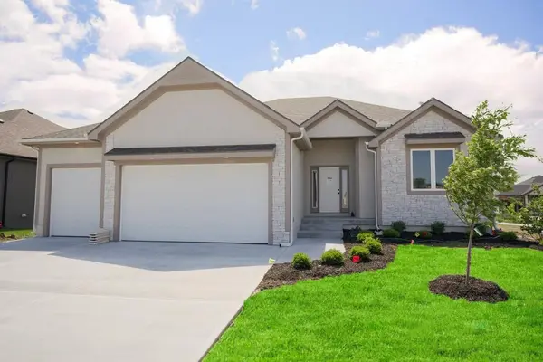 12800 S Foxborough CT, Lee's Summit, MO 64086