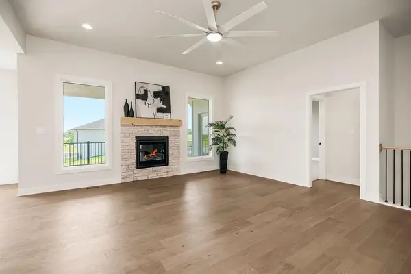 12800 S Foxborough CT, Lee's Summit, MO 64086