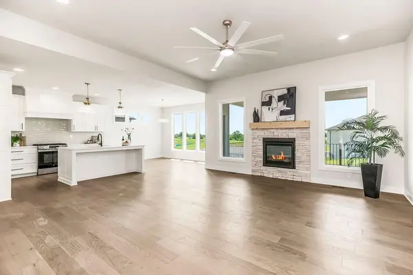 12800 S Foxborough CT, Lee's Summit, MO 64086