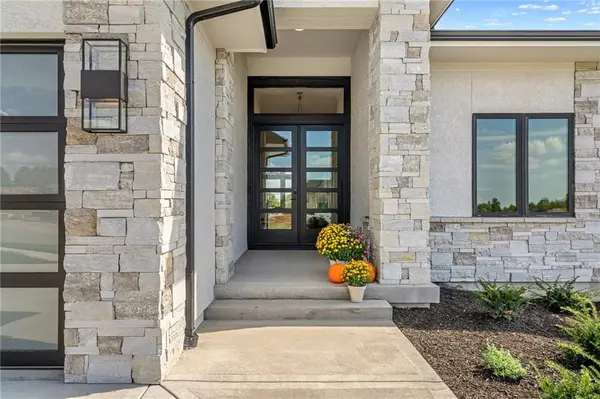 11227 S Sunray DR, Olathe, KS 66061
