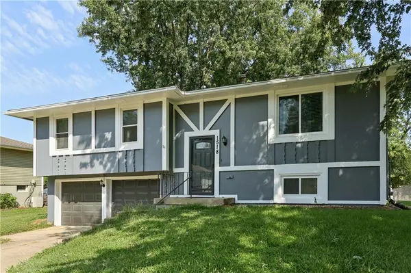 1518 SE 15th ST, Oak Grove, MO 64075