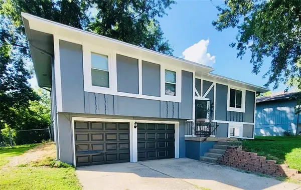 1518 SE 15th ST, Oak Grove, MO 64075