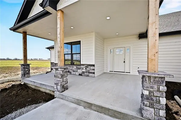 7203 92 HWY, Smithville, MO 64089