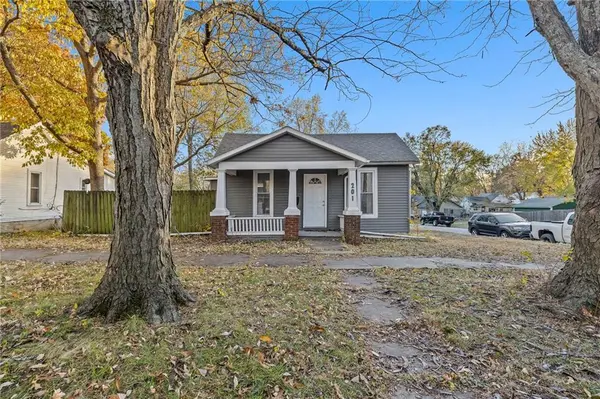 201 E Miami ST, Paola, KS 66071