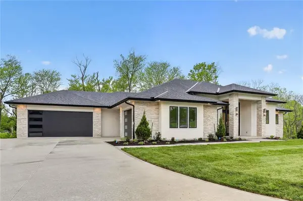 7260 NW Pampas LN, Parkville, MO 64152