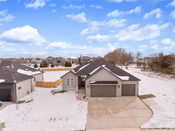 25032 W 141st TER, Olathe, KS 66061