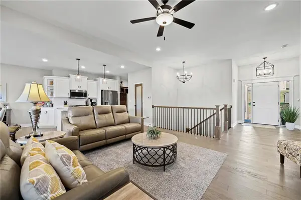 814 NW Hickory Ridge DR, Grain Valley, MO 64029