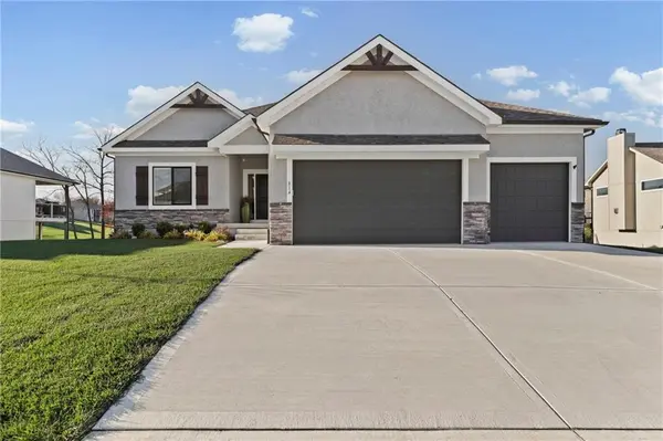 814 NW Hickory Ridge DR, Grain Valley, MO 64029