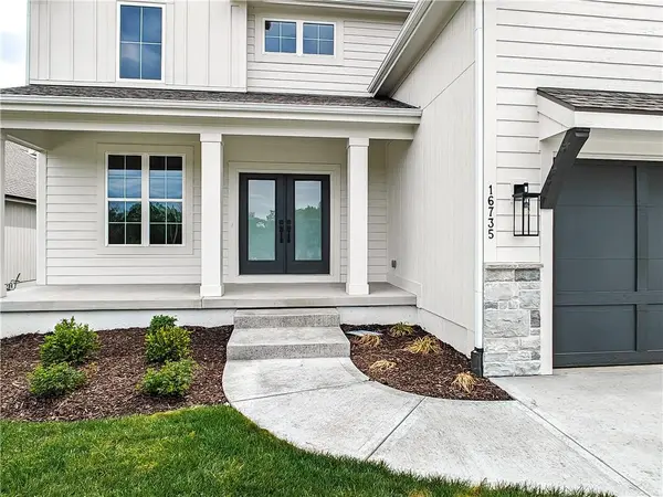 16735 S Fellows ST, Olathe, KS 66062