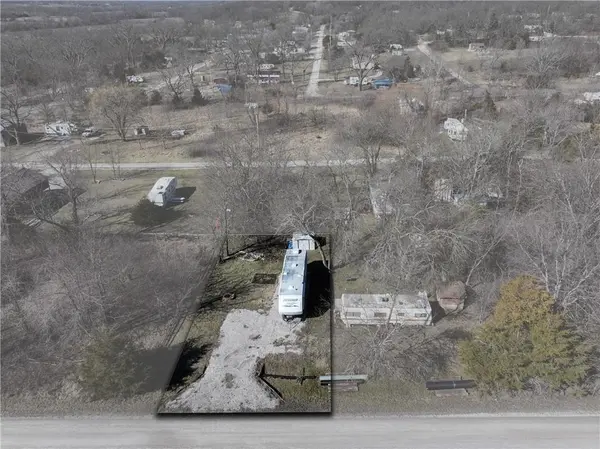 21 Silver Shadow LN, Linn Valley, KS 66040