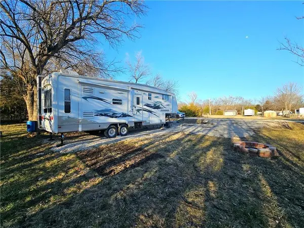 21 Silver Shadow LN, Linn Valley, KS 66040