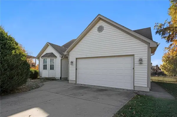 741 SW Windsong CIR, Lee's Summit, MO 64082