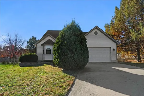 741 SW Windsong CIR, Lee's Summit, MO 64082