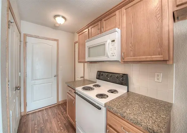 273-277 NE Adams Dairy Pkwy, Blue Springs, MO 64014