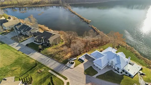 7017 Waters Edge DR, Parkville, MO 64152