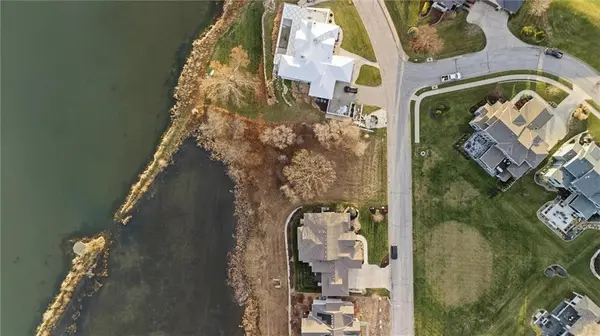 7017 Waters Edge DR, Parkville, MO 64152