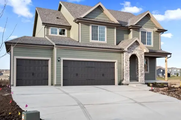 12533 S Hedge CT, Olathe, KS 66061