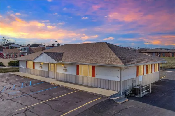 804 & 806 Winchester DR, Sedalia, MO 65301