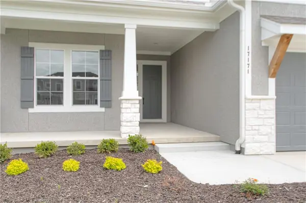 17171 S Laurelwood ST, Olathe, KS 66062