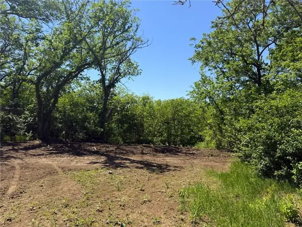 1040 SE Stanley RD, Tecumseh, KS 66542