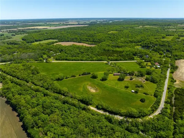 1040 SE Stanley RD, Tecumseh, KS 66542