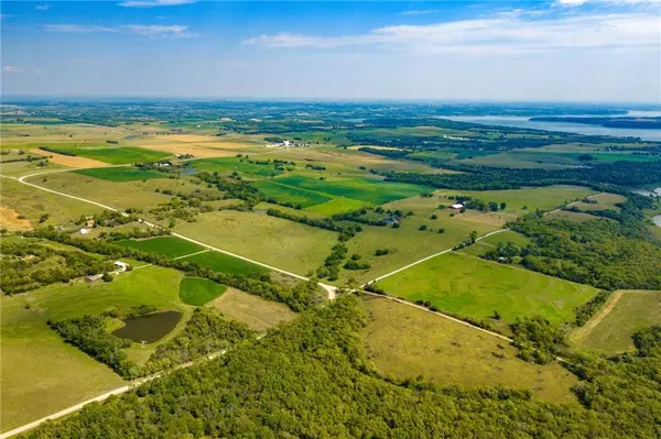 1230 E 100 RD, Berryton, KS 66409