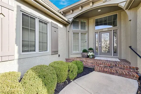 14001 Nicklaus DR, Overland Park, KS 66223