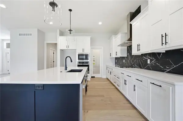 2762 SW 11th TER, Lee's Summit, MO 64081