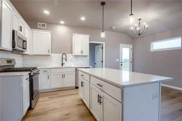 18400 W 205th ST, Spring Hill, KS 66083