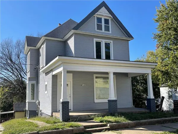 1002 N 9th ST, St Joseph, MO 64501
