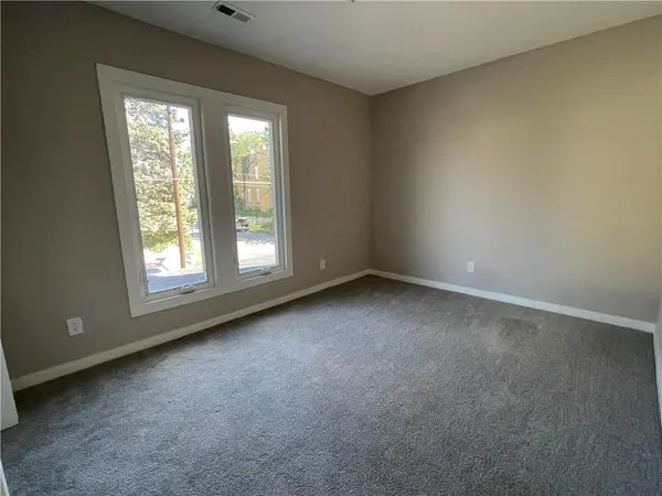 1002 N 9th ST, St Joseph, MO 64501
