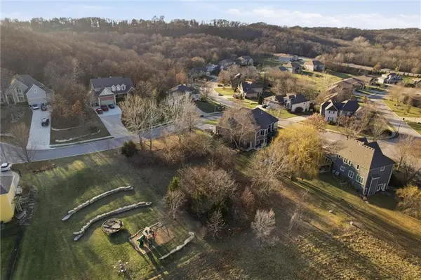 1828 Edgewood CT, Leavenworth, KS 66048