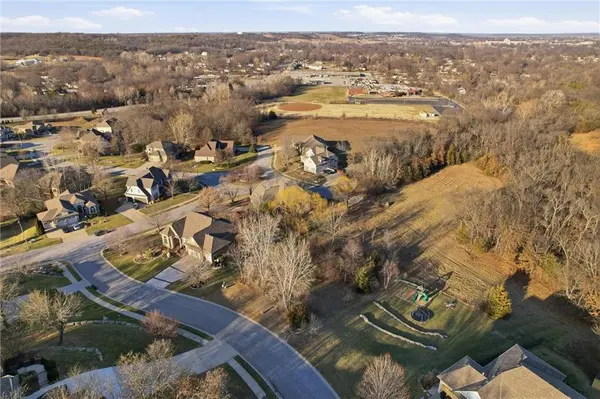1828 Edgewood CT, Leavenworth, KS 66048