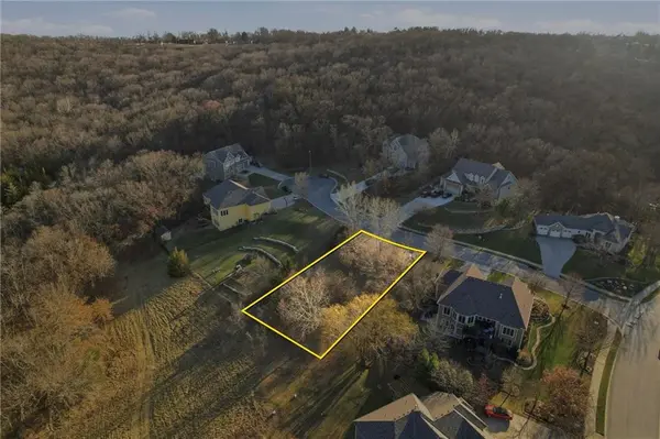 1828 Edgewood CT, Leavenworth, KS 66048