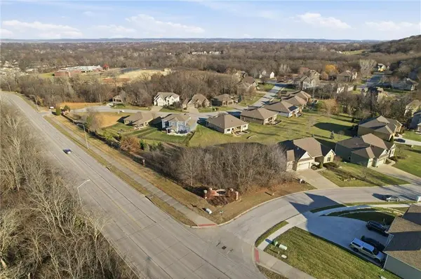 1946 Woodridge DR, Leavenworth, KS 66048