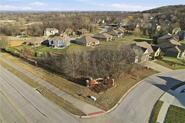 1946 Woodridge DR, Leavenworth, KS 66048