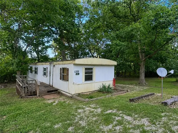 97 Oak Crest DR, Linn Valley, KS 66040