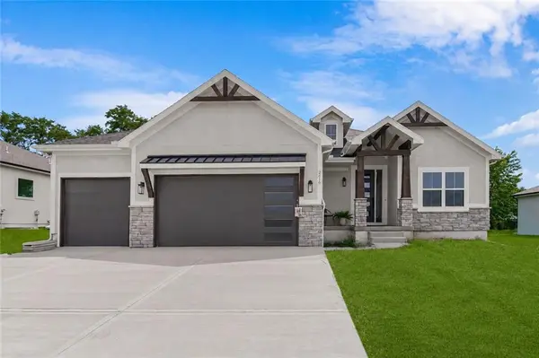 2616 NE Woodland Oak DR, Lee's Summit, MO 64086