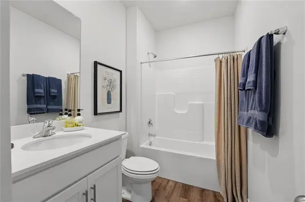2203 Creek View LN, Raymore, MO 64083
