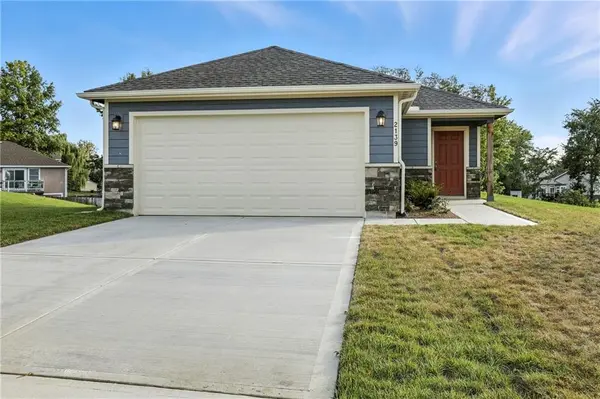 466 Rock Creek DR, Tonganoxie, KS 66086