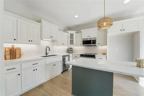 211 NW Orchard CT, Lee's Summit, MO 64063