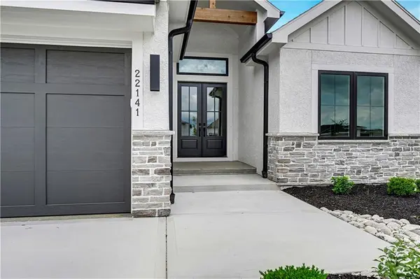 22141 W 94th TER, Lenexa, KS 66220