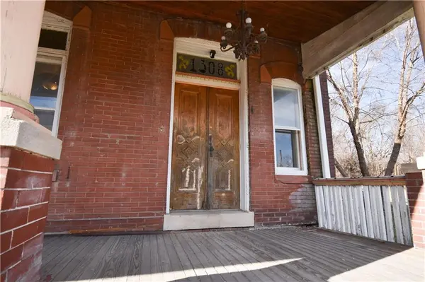 1308 N 11th ST, St Joseph, MO 64501